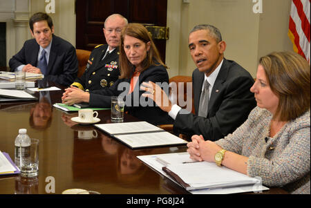 Dans cette photo du 6 octobre 2014, le président des États-Unis Barack Obama (2e, R) rend les commentaires comme (L-R) Centers for Disease Control and Prevention (CDC) Directeur Tom Frieden, président de l'état-major général Martin Dempsey, Secrétaire de la Santé et des Services Sylvia Burwell, et la sécurité intérieure deux Lisa Monaco écouter lors d'une réunion avec son équipe de sécurité nationale et le personnel cadre pour une mise à jour sur la crise d'Ebola en Afrique de l'Ouest, à la Maison Blanche, le 6 octobre 2014, à Washington, DC. Frieden a été arrêté à New York, New York le 24 août 2018 à la suite d'allégation Banque D'Images