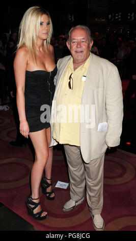 Las Vegas, Nevada, USA. Le 08 juin, 2011. ROBIN Leach et ami à la Beatles LOVE du Cirque du Soleil 5e anniversaire Celebraiendtion a tenu à l'hôtel The Mirage Hotel and Casino Las Vegas. Crédit : Paul Fenton/ZUMAPRESS.com/Alamy Live News Banque D'Images