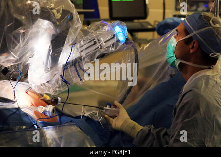 24 août 2018 - Davenport, Iowa, États-Unis - Timothy Paul Kresowik, MD de Urological Associates assiste au cours de la procédure de changement des outils sur les bras robotisés et l'aspiration des liquides de l'abdomen pendant l'intervention. (Crédit Image : © Kevin E. Schmidt/Quad-City Times/Quad-City Times via Zuma sur le fil) Banque D'Images