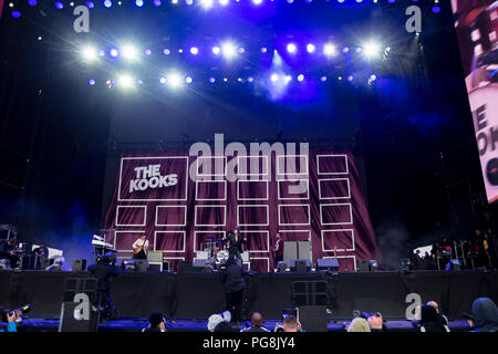 Lecture, Berkshire, Royaume-Uni. 24 août 2018. The Kooks sur la scène principale au Festival de lecture 2018. Crédit : Jim Houlbrook/Alamy Live News Banque D'Images