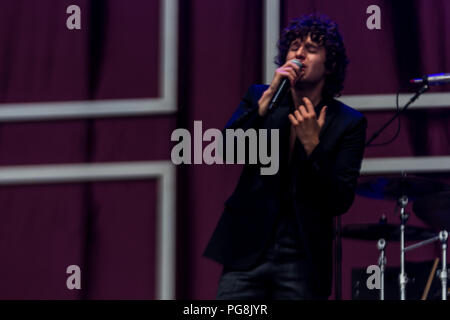 Lecture, Berkshire, Royaume-Uni. 24 août 2018. The Kooks sur la scène principale au Festival de lecture 2018. Crédit : Jim Houlbrook/Alamy Live News Banque D'Images