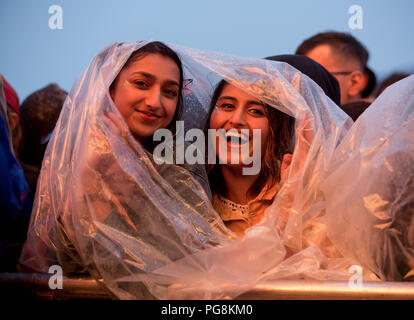 Les fans attendent sous la pluie que Travis Scott se présente sur la scène principale le premier jour du festival de lecture 2018 Banque D'Images