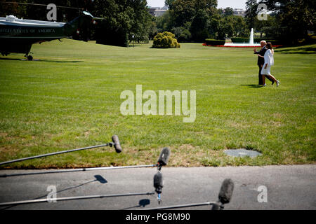 Washington, USA. Août 24, 2018. Le Président américain Donald Trump et la Première Dame Melania Trump partent de la Maison Blanche à Washington, DC, États-Unis, le 24 août, 2018. Le Président américain Donald Trump tweeté le vendredi qu'il a demandé à la secrétaire d'État à annuler son Mike Pompeo futur voyage à la République populaire démocratique de Corée (RPDC), citant le manque de progrès sur la dénucléarisation de la péninsule. Credit : Ting Shen/Xinhua/Alamy Live News Banque D'Images