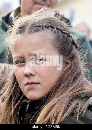 Mikladal, îles Féroé, Danemark. Août 24, 2018. Princesse Isabella de Danemark visiter Mikladal et la statue de la femme Selkie (Seal), le 24 août 2018, le 2ème des 4 jours de visite des îles Féroé Photo : Albert Nieboer/ Pays-Bas OUT/Point de vue OUT | Crédit : dpa/Alamy Live News Banque D'Images