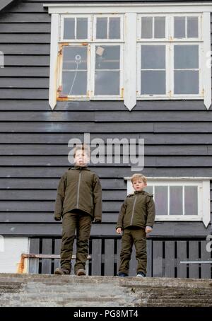 Mikladal, îles Féroé, Danemark. Août 24, 2018. Prince chrétien et Prince Vincent de Danemark visiter Mikladal et la statue de la femme Selkie (Seal), le 24 août 2018, le 2ème des 4 jours de visite des îles Féroé Photo : Albert Nieboer/ Pays-Bas OUT/Point de vue OUT | Crédit : dpa/Alamy Live News Banque D'Images
