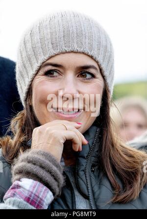 Mikladal, îles Féroé, Danemark. Août 24, 2018. La princesse Mary de Danemark visiter Mikladal et la statue de la femme Selkie (Seal), le 24 août 2018, le 2ème des 4 jours de visite des îles Féroé Photo : Albert Nieboer/ Pays-Bas OUT/Point de vue OUT | Crédit : dpa/Alamy Live News Banque D'Images