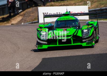 Bowmanville, pouvez., 08 Jul 2018. 8 juillet, 2018. Le nombre 22 DPi Nissan, conduit par l'équipe de Pipo Derani et Ryan Dalziel, dans le Prototype de série, entre dans le droit de balayer le tour 1 le 08 juillet, 2018 chez Canadian Tire Motorsport Park pendant la Mobil 1 week-end du Grand Prix des voitures de sport. Credit : Victor Biro/ZUMA/Alamy Fil Live News Banque D'Images