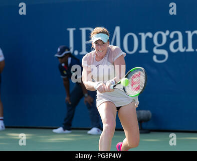 New York, USA - 24 août 2018 : Madison Brengle de USA retourne ball pendant les qualifications jour 4 contre Anna Kalinskaya de Russie à US Open Tennis Championship à l'USTA Billie Jean King National Tennis Center Crédit : lev radin/Alamy Live News Banque D'Images