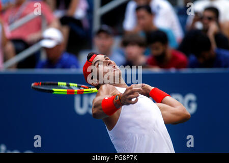 New York, USA, 24 août 2018 - US Open Tennis pratique : Rafael Nadal l'Espagne auprès de la Billie Jean King National Tennis Center de Flushing Meadows, New York, que les joueurs prêts pour l'US Open qui débute lundi prochain. Crédit : Adam Stoltman/Alamy Live News Banque D'Images