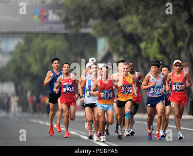 Jakarta, Indonésie. Août 25, 2018. Au cours de l'Athlétisme en compétition les coureurs du marathon masculin aux Jeux asiatiques 2018 à Jakarta, Indonésie le 25 août 2018. Credit : Yue Yuewei/Xinhua/Alamy Live News Banque D'Images