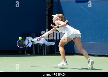 New York, USA - 24 août 2018 : Julia Glouchko d'Israël retourne ball pendant les qualifications jour 4 contre Anastasia Potapova de la Russie à l'US Open Tennis Championship à l'USTA Billie Jean King National Tennis Center Crédit : lev radin/Alamy Live News Banque D'Images