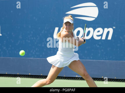 New York, USA - 24 août 2018 : Julia Glouchko d'Israël retourne ball pendant les qualifications jour 4 contre Anastasia Potapova de la Russie à l'US Open Tennis Championship à l'USTA Billie Jean King National Tennis Center Crédit : lev radin/Alamy Live News Banque D'Images