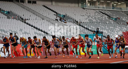 Jakarta, Indonésie. Août 25, 2018. Démarrer au cours des coureurs du marathon hommes d'athlétisme aux Jeux asiatiques 2018 à Jakarta, Indonésie le 25 août 2018. Credit : Wang Lili/Xinhua/Alamy Live News Banque D'Images