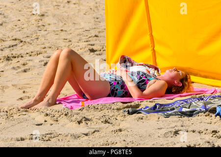 , Boscombe Bournemouth, Dorset, UK. 25 août 2018. Météo britannique. Un matin de sunbather bénéficiant d'un chaud soleil et ciel bleu sur la plage à près de Boscombe Bournemouth, dans le Dorset. Crédit photo : Graham Hunt/Alamy Live News Banque D'Images