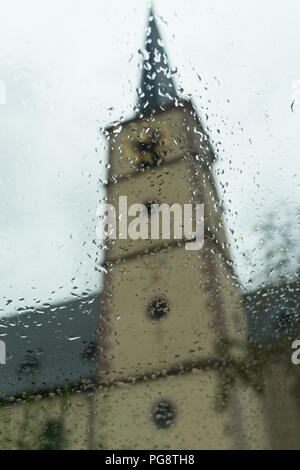 Allemagne Bavière Oberschwarzach, samedi 25 août 2018 / changement météo dramatique à la fin de l'été. L'été sec et chaud se transforme en un pré humide et froid de l'automne. Le clocher de l'église en arrière-plan est flou par le début de froid matin de pluie. Credit : Ingo Menhard/Alamy Live News Banque D'Images