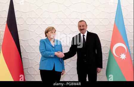 Baku, Azerbaïdjan. Août 25, 2018. La chancelière allemande, Angela Merkel (CDU) est accueilli par Ilham Aliyev, Président de la République d'Azerbaïdjan, dans le palais présidentiel. Le Chancelier fédéral est en visite dans les anciennes républiques soviétiques de Géorgie, Arménie et Azerbaïdjan plus récemment lors d'un voyage de trois jours. Credit : Kay Nietfeld/dpa/Alamy Live News Banque D'Images