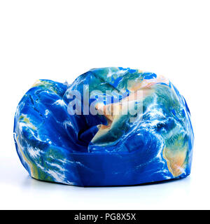 Chaque ballon dégonflé dans la forme d'un globe, notion de changement climatique Banque D'Images