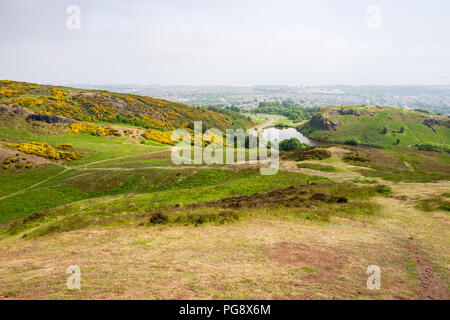 Vue depuis le siège d'Arthur, y compris Dunsapie Loch de Holyrood Park, Edinburgh, Ecosse, Royaume-Uni. Banque D'Images