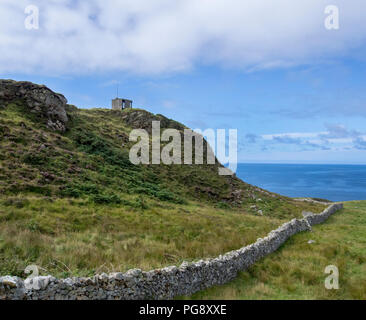 Le comté de Donegal, IRLANDE - 12 août 2018 : un poste de guet WW2 (LOP) à Horn Head, nord du Donegal, en Irlande. Banque D'Images