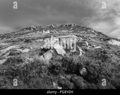 Le comté de Donegal, IRLANDE - 12 août 2018 : une photographie en noir et blanc d'une colline rocheuse à Maghery, Co.Donegal. Banque D'Images