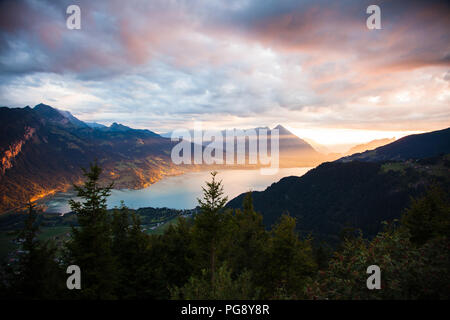 Vue du coucher de soleil du lac de Thoune à Interlaken à partir de la plus difficile en Suisse point d'observation de Kulm Banque D'Images