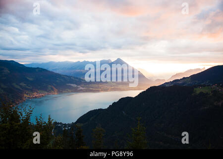 Vue du coucher de soleil du lac de Thoune à Interlaken à partir de la plus difficile en Suisse point d'observation de Kulm Banque D'Images
