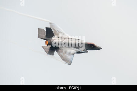 Le capitaine Andrew "Dojo" Olson, F-35 pilote de l'équipe de vol du patrimoine et le commandant effectue dans les manœuvres aériennes F-35A Lightning II au cours de l'air et l'eau de Chicago Show à Chicago, Illinois, le 18 août 2018. Plus de 1,5 millions de personnes ont assisté à l'air show de deux jours pour regarder plusieurs démonstrations aériennes le long des rives du lac Michigan. (U.S. Air Force photo par un membre de la 1re classe Alexander Cook) Banque D'Images