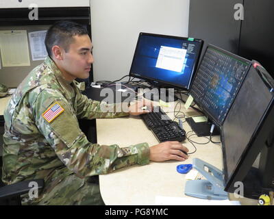 Réserve de l'Armée US 1er lieutenant Michael Pernell reviews dossiers du personnel au cours de la 211e week-end mensuel du RSG percer le 19 août 2018, à Corpus Christi, Texas. 1ère Pernell est un agent des ressources humaines et du personnel force manager avec la 211e groupe d'appui régional (RSG) basée à Corpus Christi, au Texas. Citoyens-soldats comme 1er lieutenant Pernell ont un large éventail de compétences qui s'assurer de l'Armée de l'Amérique sont formés pour déployer ce qui porte capable, aptes au combat, et la puissance de feu meurtrière à l'appui de l'armée et nos partenaires n'importe où dans le monde. Banque D'Images