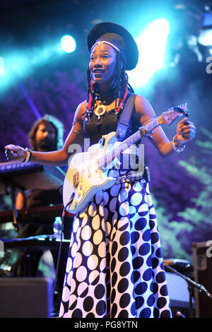 L'exécution de Fatoumata Diawara en concert au Carroponte avec : Fatoumata Diawara Où : Milan, Italie Quand : le 23 Juil 2018 Credit : IPA/WENN.com **Uniquement disponible pour publication au Royaume-Uni, USA, Allemagne, Autriche, Suisse** Banque D'Images