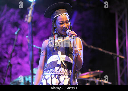 L'exécution de Fatoumata Diawara en concert au Carroponte avec : Fatoumata Diawara Où : Milan, Italie Quand : le 23 Juil 2018 Credit : IPA/WENN.com **Uniquement disponible pour publication au Royaume-Uni, USA, Allemagne, Autriche, Suisse** Banque D'Images