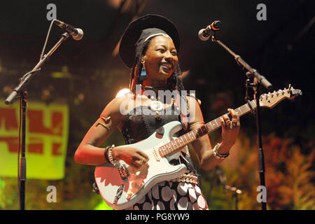 L'exécution de Fatoumata Diawara en concert au Carroponte avec : Fatoumata Diawara Où : Milan, Italie Quand : le 23 Juil 2018 Credit : IPA/WENN.com **Uniquement disponible pour publication au Royaume-Uni, USA, Allemagne, Autriche, Suisse** Banque D'Images