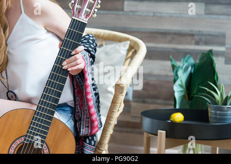 Minerai femelle est titulaire d'une guitare classique à sept cordes close-up dans le studio. Banque D'Images