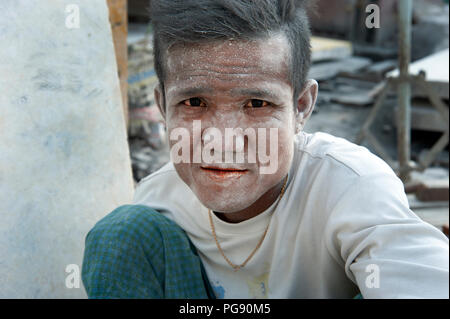 Portrait d'un sculpteur en birman avec son visage couvert de poussière de marbre blanc à Mandalay, Myanmar Banque D'Images