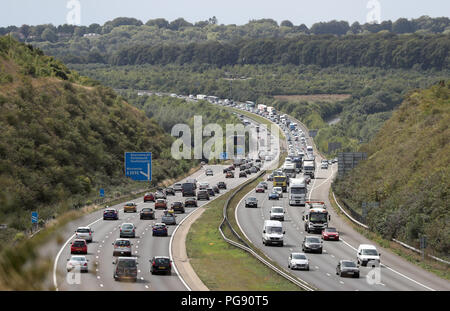 Le trafic commence à construire sur le M3 près de Winchester dans le Hampshire en avance sur le week-end férié. Les conducteurs sont avertis de s'attendre à des retards de plus de 14 millions de voitures à prendre les routes pour des voyages d'agrément entre jeudi et lundi, selon le RAC. Banque D'Images