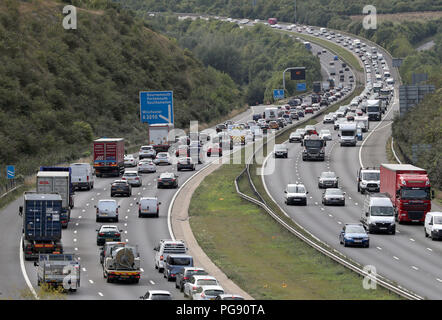 Le trafic commence à construire sur le M3 près de Winchester dans le Hampshire en avance sur le week-end férié. Les conducteurs sont avertis de s'attendre à des retards de plus de 14 millions de voitures à prendre les routes pour des voyages d'agrément entre jeudi et lundi, selon le RAC. Banque D'Images