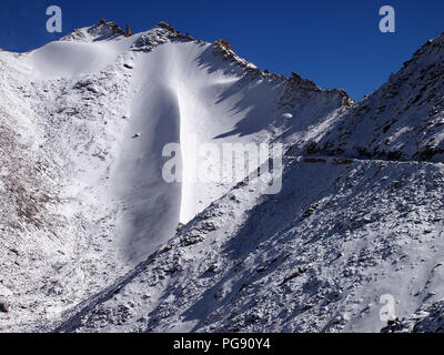 Khardung La col de montagne, l'un des plus élevés du monde, au Ladakh, Inde Banque D'Images