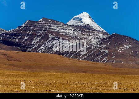 Sommet enneigé du mont Saint Kailash, bouddhisme tibétain, montagne sacrée. Tibet, Chine. Banque D'Images