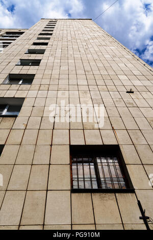 Façade d'une vieille high rise against cloudy blue sky, Komsomolsk-sur-l'amour, Russie Banque D'Images