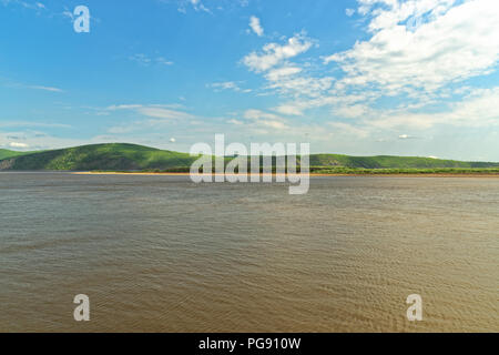 Vue panoramique du fleuve Amour et les collines boisées de la rive opposée, Komsomolsk-sur-l'amour, Russie Banque D'Images
