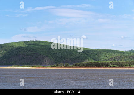 Vue panoramique du fleuve Amour et les collines boisées de la rive opposée, Komsomolsk-sur-l'amour, Russie Banque D'Images