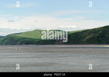 Vue panoramique du bateau à moteur sur la rivière et les collines boisées de l'amour sur la rive contre ciel bleu, Komsomolsk-sur-l'amour, Russie Banque D'Images