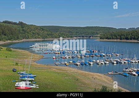 Port de plaisance et bateau d'excursion, lac Bigge près de Sondern, Rhénanie du Nord-Westphalie, Allemagne Banque D'Images