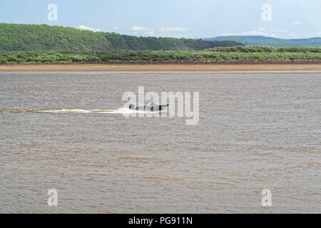Vue panoramique d'un bateau à moteur sur le fleuve Amour contre le ciel bleu, Komsomolsk-sur-l'amour, Russie Banque D'Images