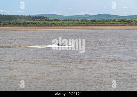 Vue panoramique d'un bateau à moteur sur le fleuve Amour contre le ciel bleu, Komsomolsk-sur-l'amour, Russie Banque D'Images