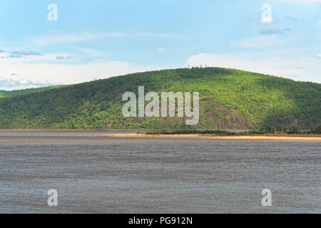 Vue panoramique du fleuve Amour et les collines boisées de la rive opposée, Komsomolsk-sur-l'amour, Russie Banque D'Images