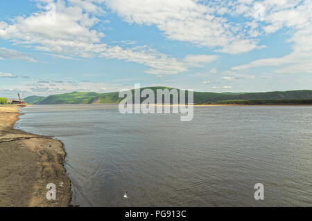 Vue panoramique du fleuve Amour incroyable contre ciel nuageux. Komsomolsk-sur-l'amour, Russie Banque D'Images