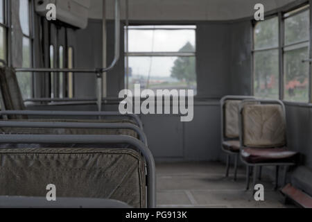 Vieux bancs rustiques dans un tram. Komsomolsk-sur-l'amour, Russie Banque D'Images