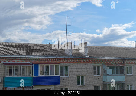 Toit d'un immeuble ancien contre l'incroyable ciel nuageux. Komsomolsk-sur-Amure, Russie Banque D'Images