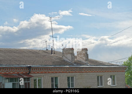 Cheminées et de télévision antenne sur le toit de l'appartement chambre contre l'incroyable ciel nuageux. Komsomolsk-sur-Amure, Russie Komsomolsk-sur-Amure, Russie Banque D'Images