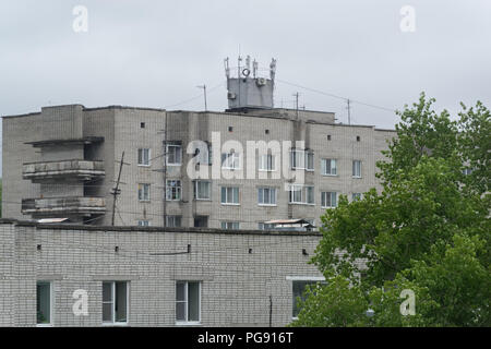 Vieux haut lieu d'une couronne d'antennes de téléphonie mobile. Komsomolsk-sur-Amure, Russie Banque D'Images